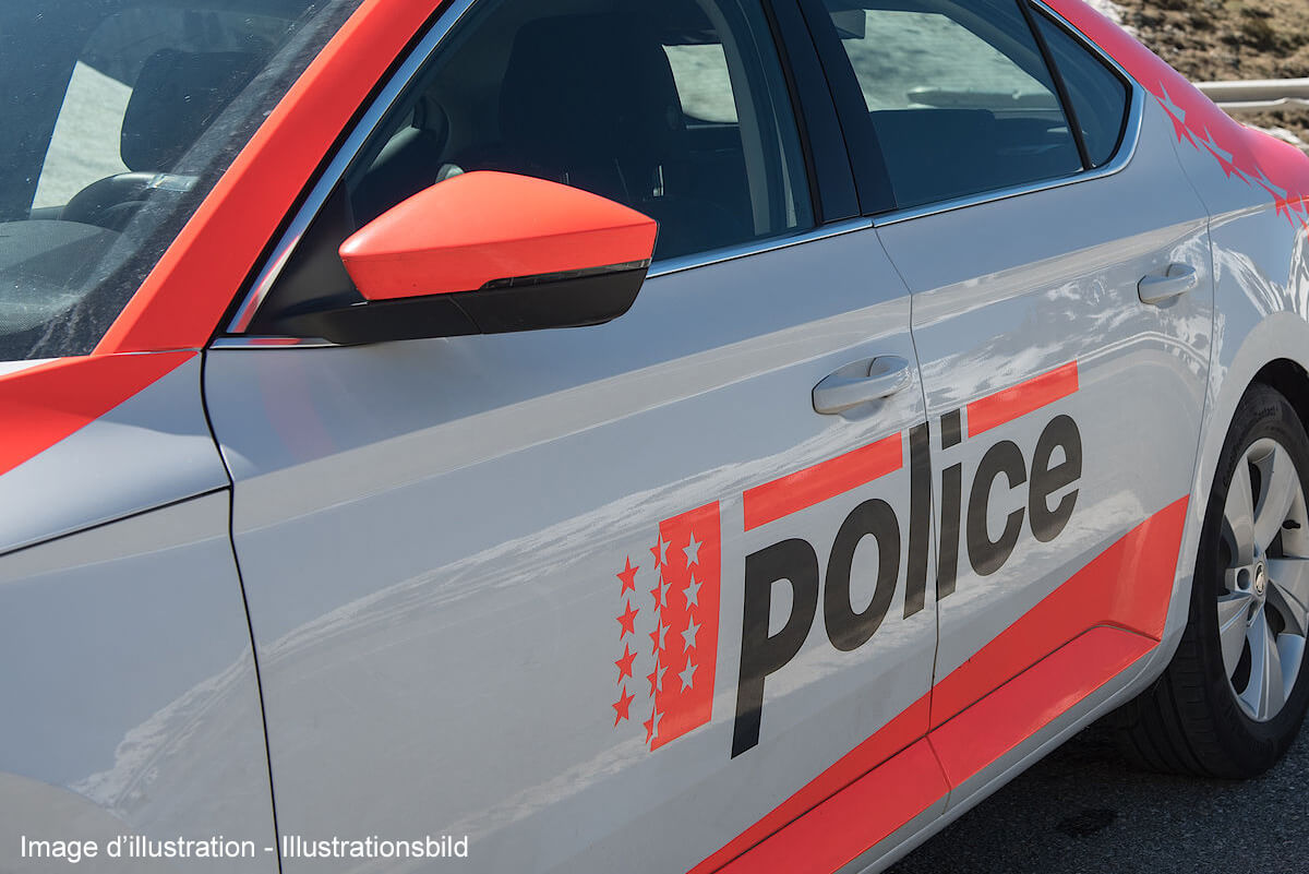 Une voiture finit sur le toit sur l'A9, vers Evionnaz